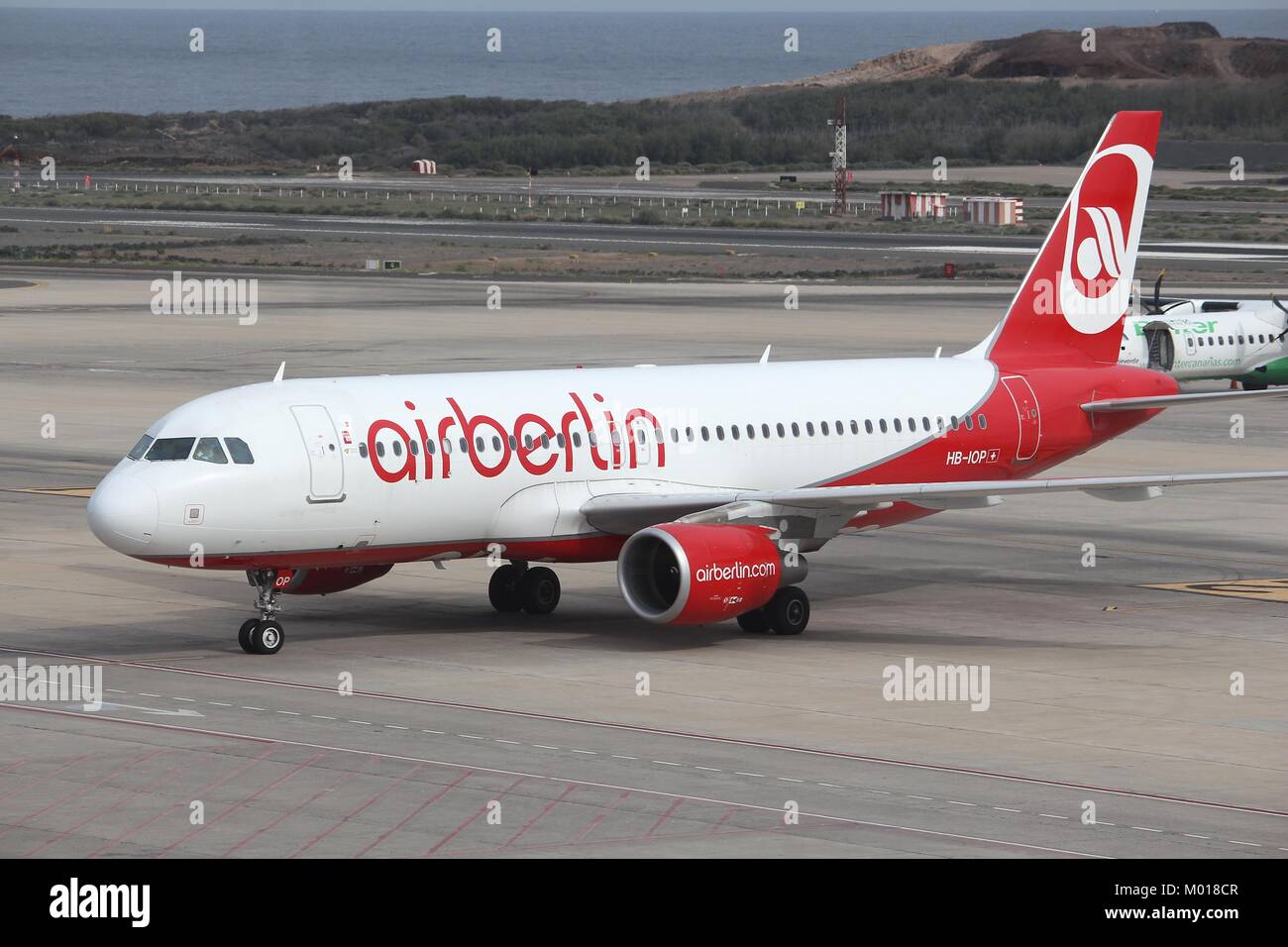 GRAN CANARIA, ESPAGNE - décembre 7, 2015 : Air Berlin Airbus A320 le taxi à l'aéroport de Las Palmas de Gran Canaria, Espagne. AirBerlin a effectué 31,7 millions de pass Banque D'Images