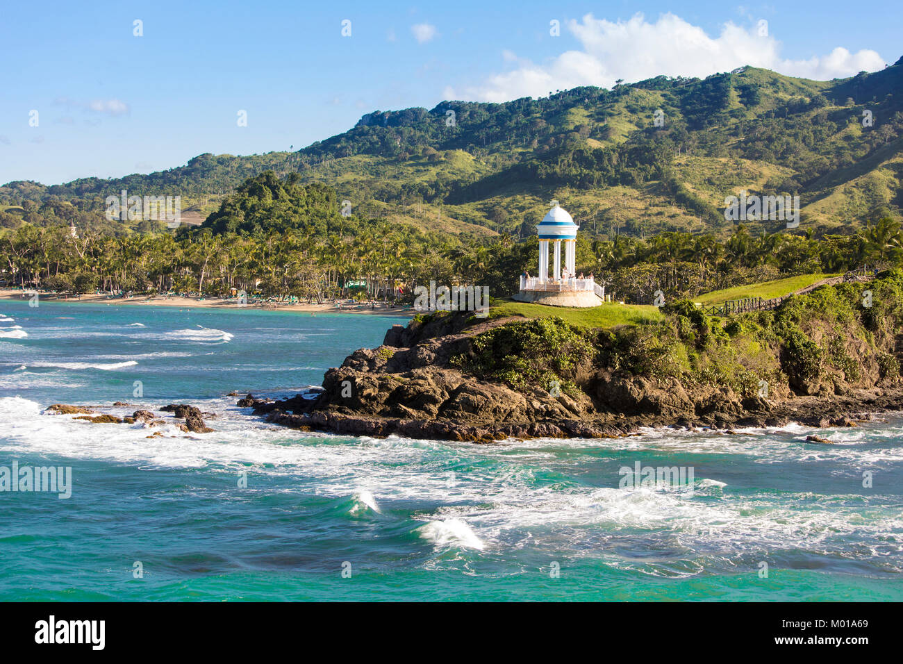 Superbe paysage côtier avec des montagnes et un belvédère en République Dominicaine. Banque D'Images