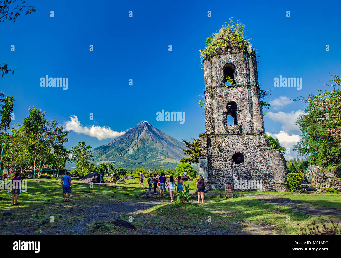 Les touristes visiter les ruines de Cagsawa, un 18e siècle église franciscaine détruite en 1814 l'éruption du volcan Mayon, Albay, Bicol, Philippines. Banque D'Images