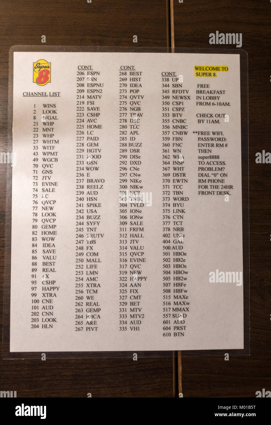 Un imprimé type liste des chaînes de télévision fournis dans un hôtel ou un motel (Super 8). Banque D'Images