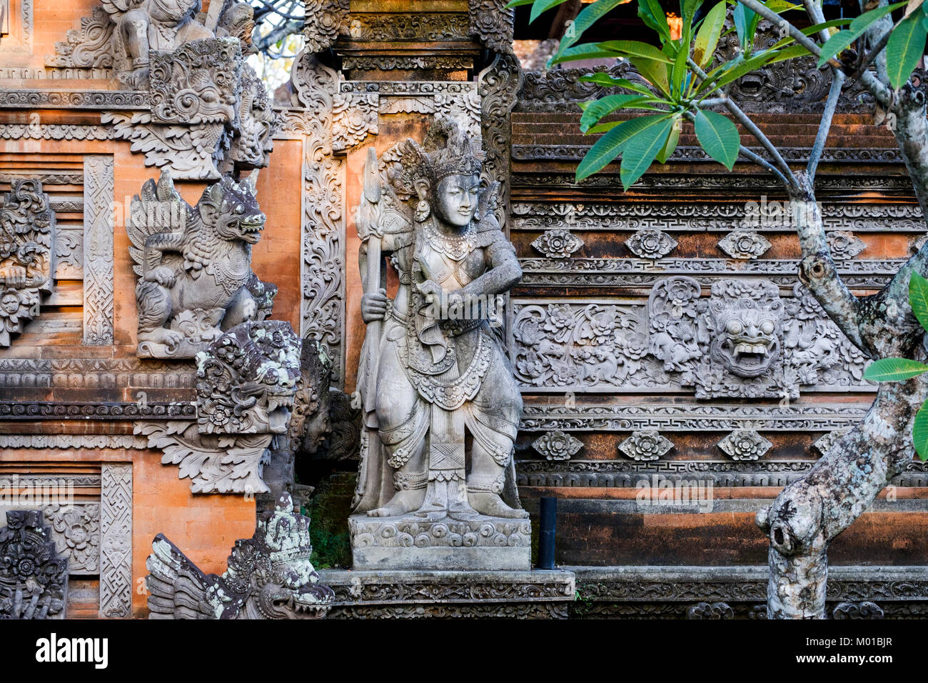 Sculptures sur pierre et statue sur le mur extérieur d'un composé à Bali Ubud, Bali, Indonésie. Banque D'Images