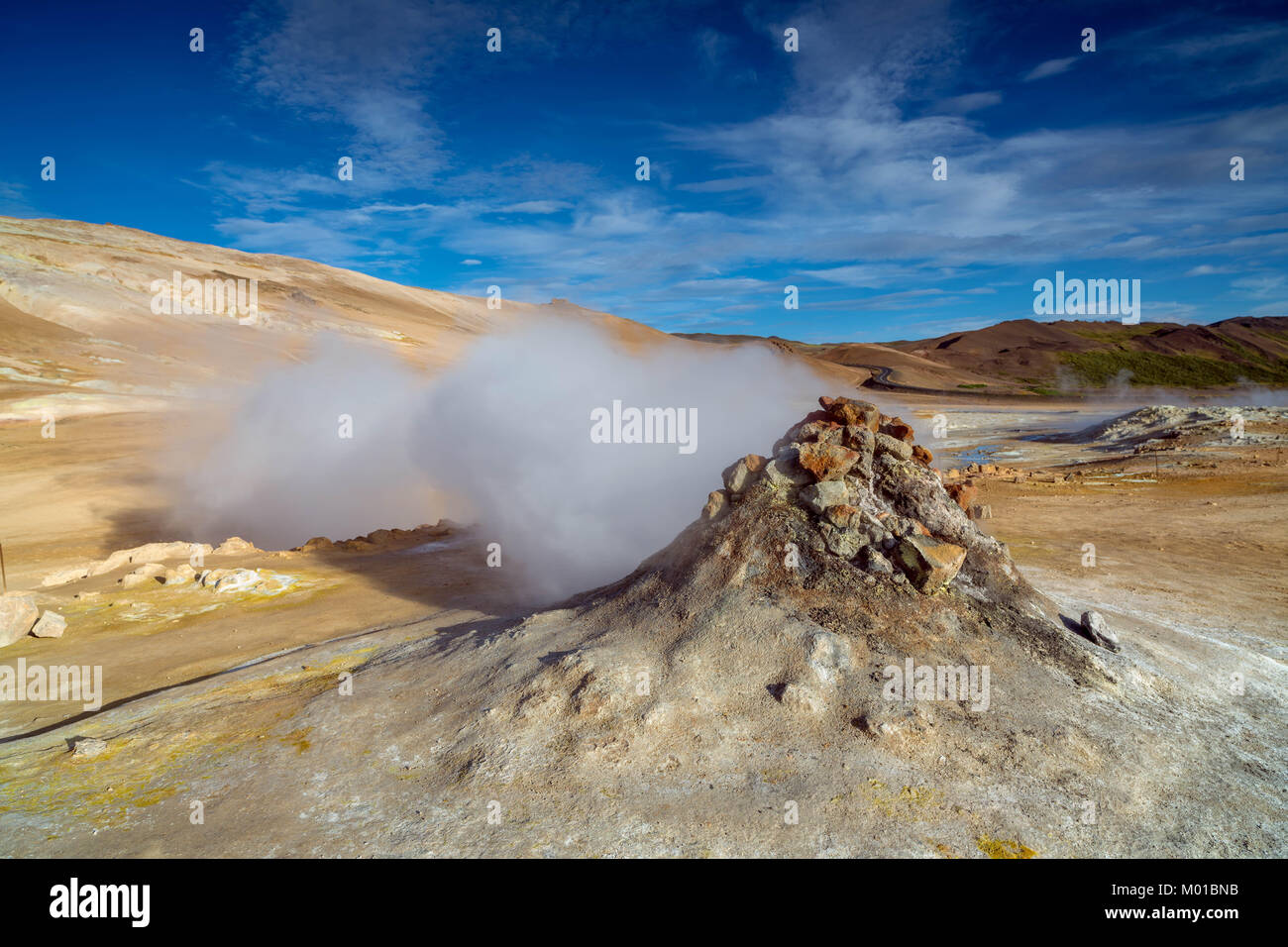 La vapeur provenant d'une fumerolle ou cheminées volcaniques à Hverarond en Islande. Banque D'Images