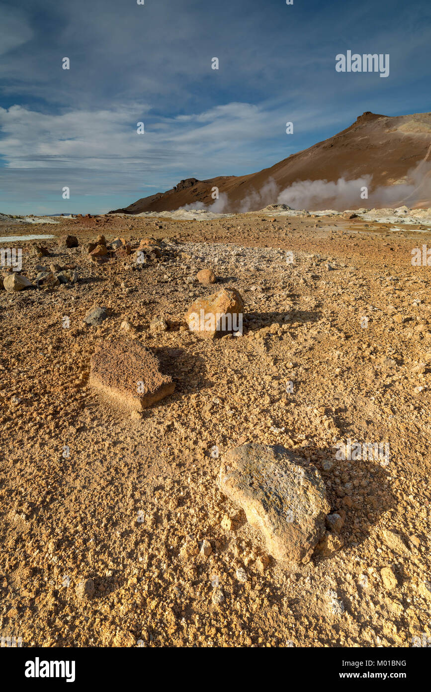 Paysage de Hverarond dans le nord de l'Islande à la vapeur nuages venant de fumerolle ou cheminées volcaniques dans l'arrière-plan. Banque D'Images