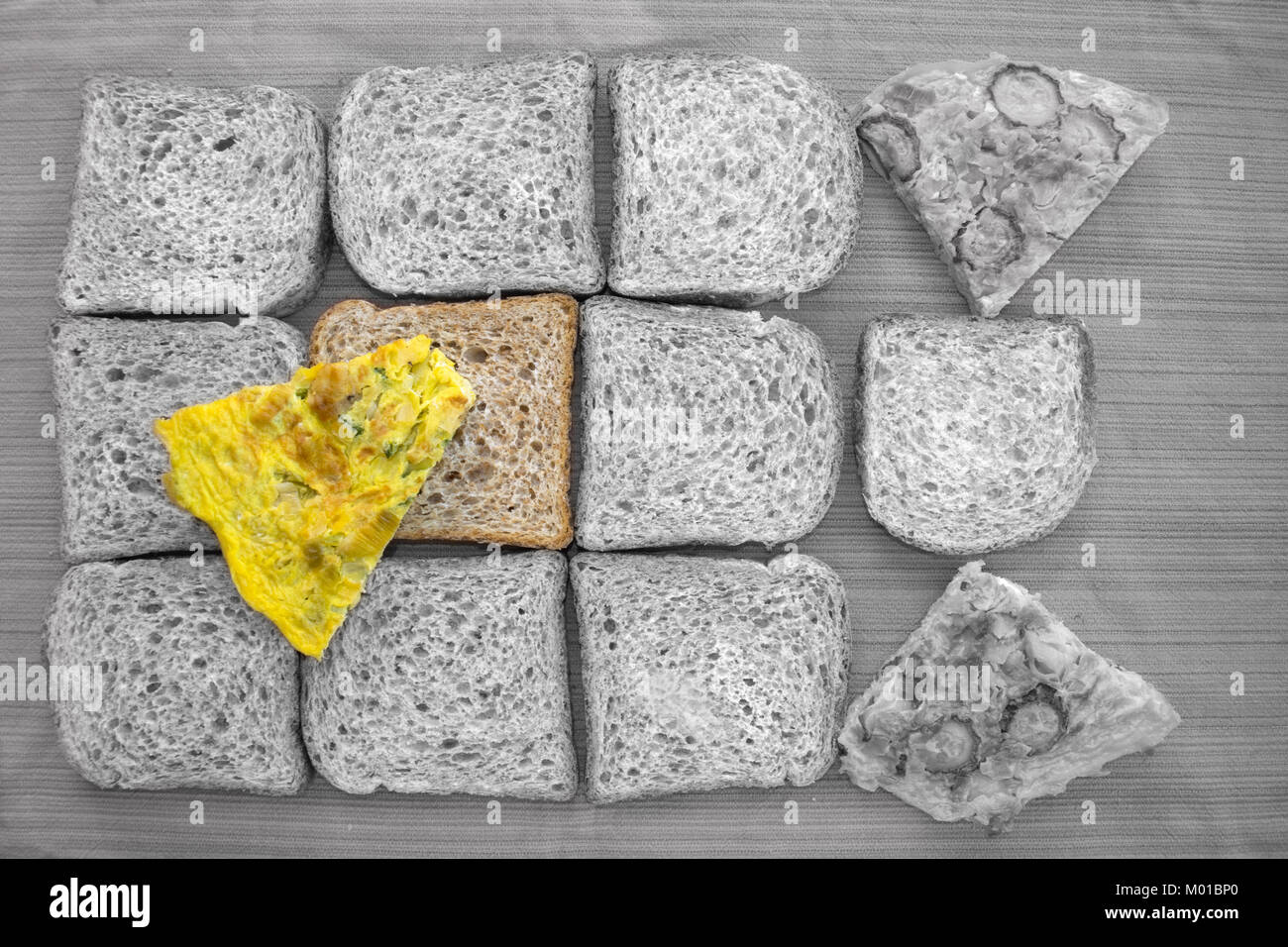 Pain sandwich de couleur et de courgettes omelette sur fond noir et blanc Banque D'Images