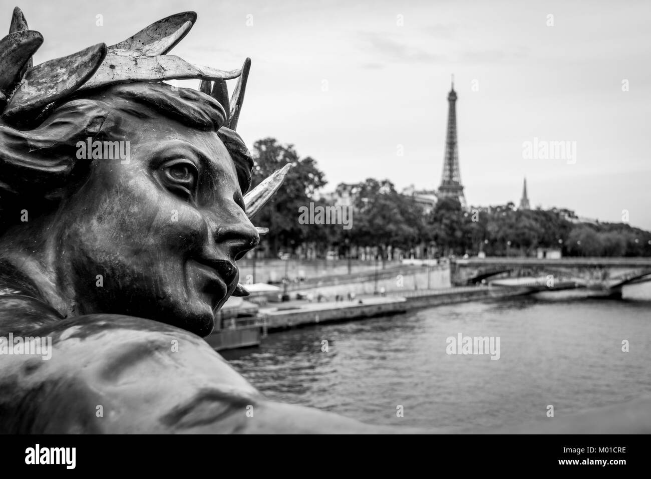 Vue de Seine et des grands objets métalliques statue homme décoré sur le Pont Alexandre III à Paris Banque D'Images