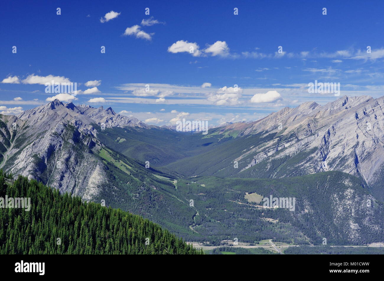 Une longue vallée vallonnés dans le parc national Banff, en Alberta, au Canada, entourée par les incroyables montagnes Rocheuses. Banque D'Images