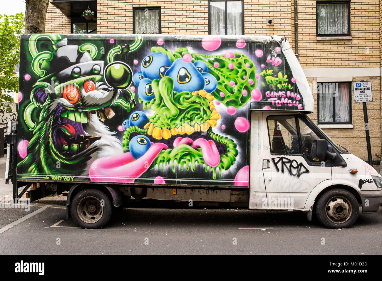 Londres, UK - avril 2017. Vieux van couverts dans le street art graffiti dans Camden Town, , le nord de Londres, Angleterre, RU Banque D'Images