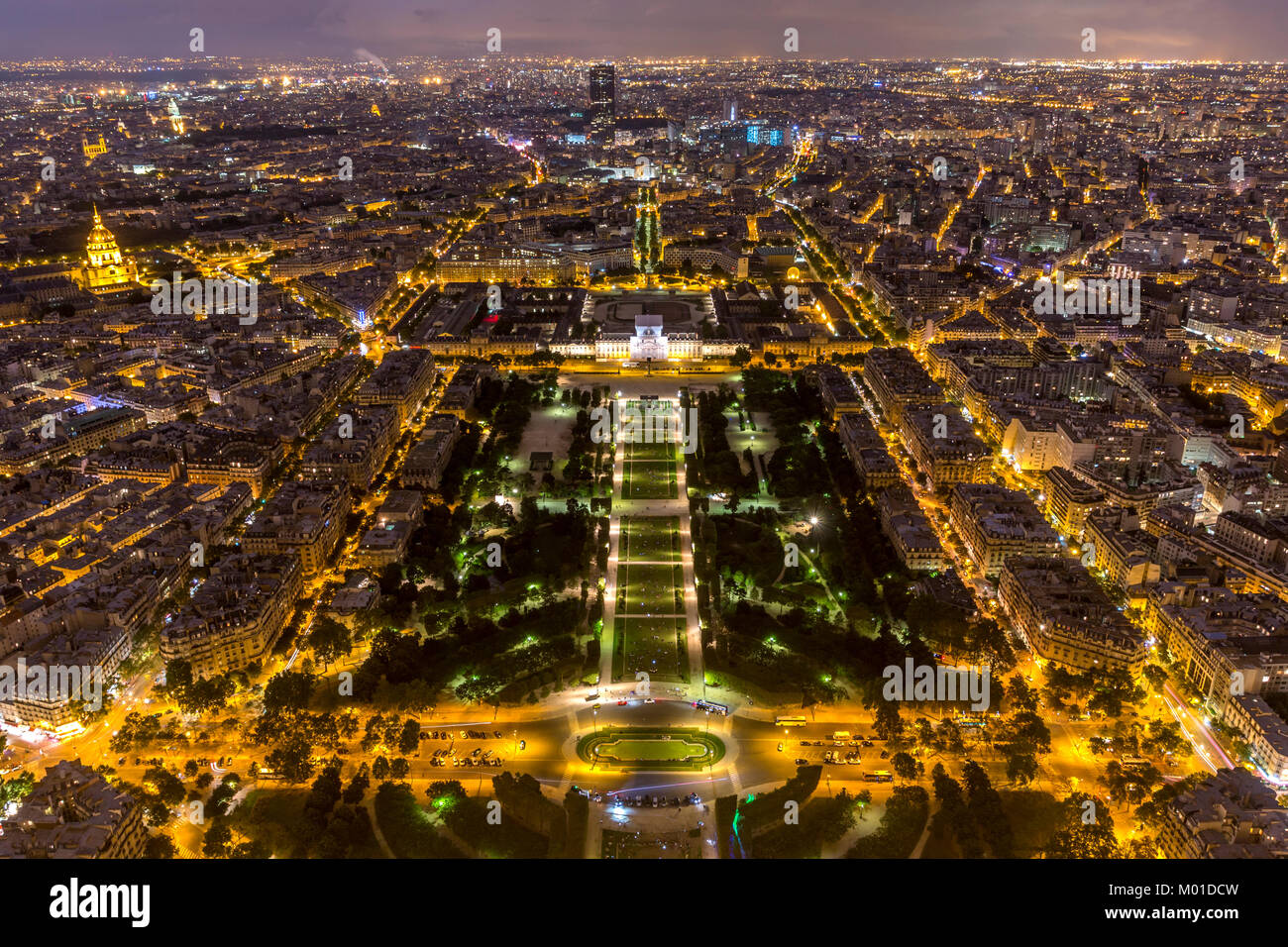 D'en haut Vue aérienne pour Champ de Mars Paris, France la nuit Banque D'Images
