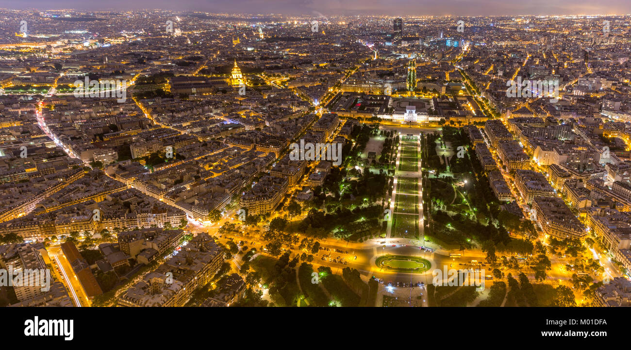 D'en haut Vue aérienne pour Champ de Mars Paris, France la nuit Banque D'Images