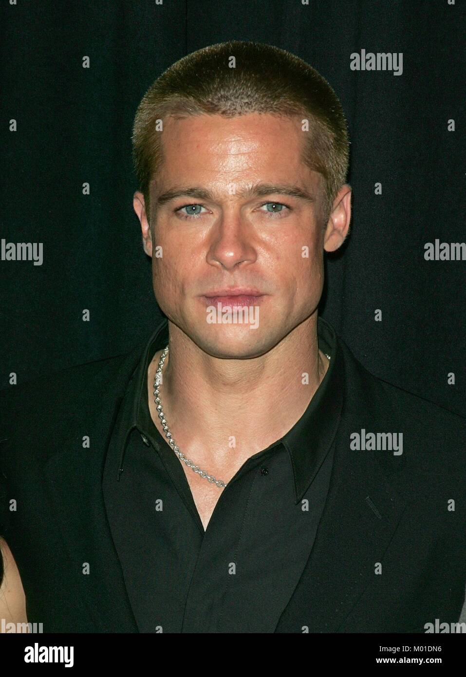 Brad Pitt nous La premiere de Troy au Ziegfeld Theatre, New York City. 10 mai 2004 / MediaPunch RTSpellman Banque D'Images