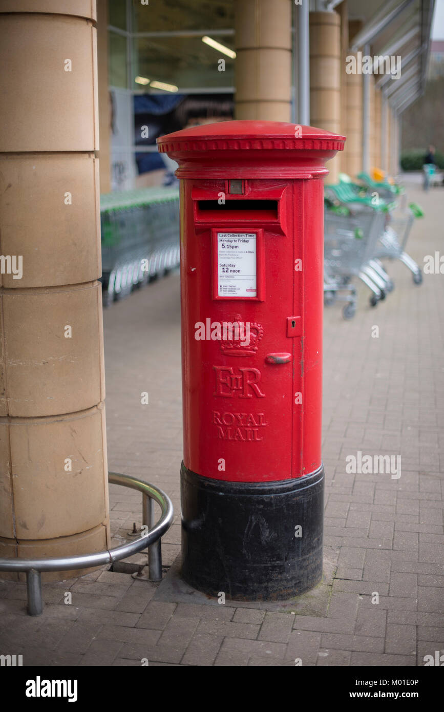 Une boîte aux lettres rouge UK près de supermarché Asda à Frome, Somerset Banque D'Images