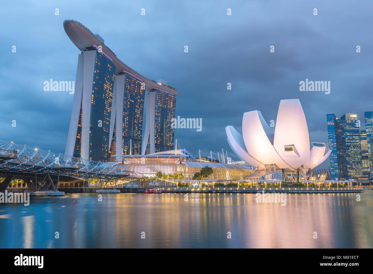 Marina Bay, Singapour. Coucher de soleil Vue du réservoir célèbre dans le sud-est de la ville d'Asie avec architecture iconique Banque D'Images