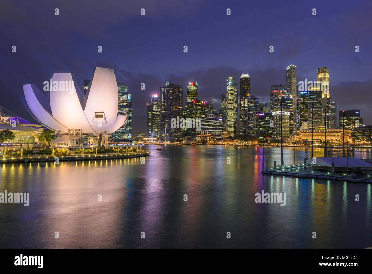 Marina Bay, Singapour. Coucher de soleil Vue du réservoir célèbre dans le sud-est de la ville d'Asie avec architecture iconique Banque D'Images