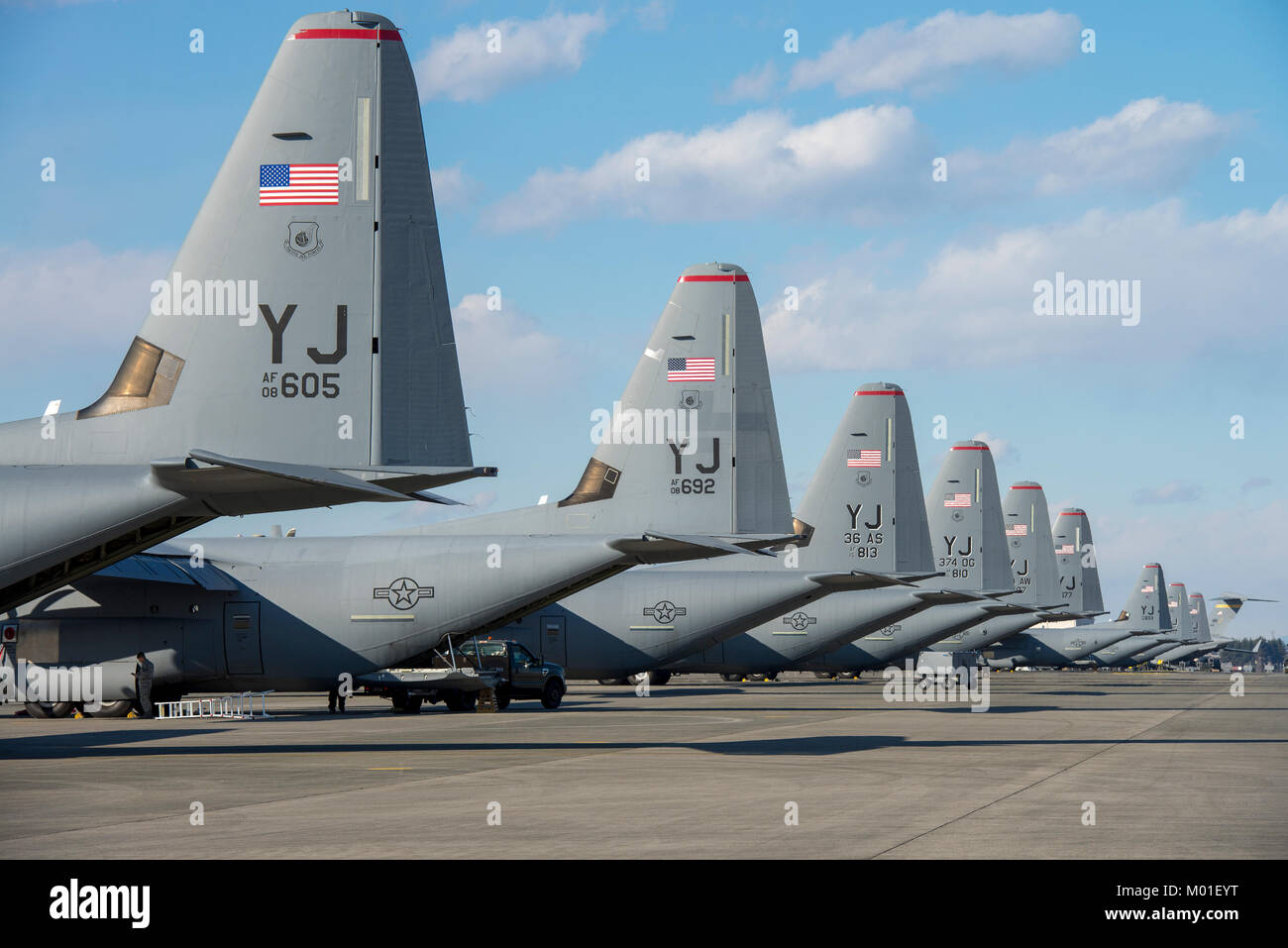 Neuf C-130J Super Hercules' appareils de la 36e Escadron de transport aérien s'asseoir sur la piste à Yokota Air Base, Japon, 10 janvier 2018. Banque D'Images