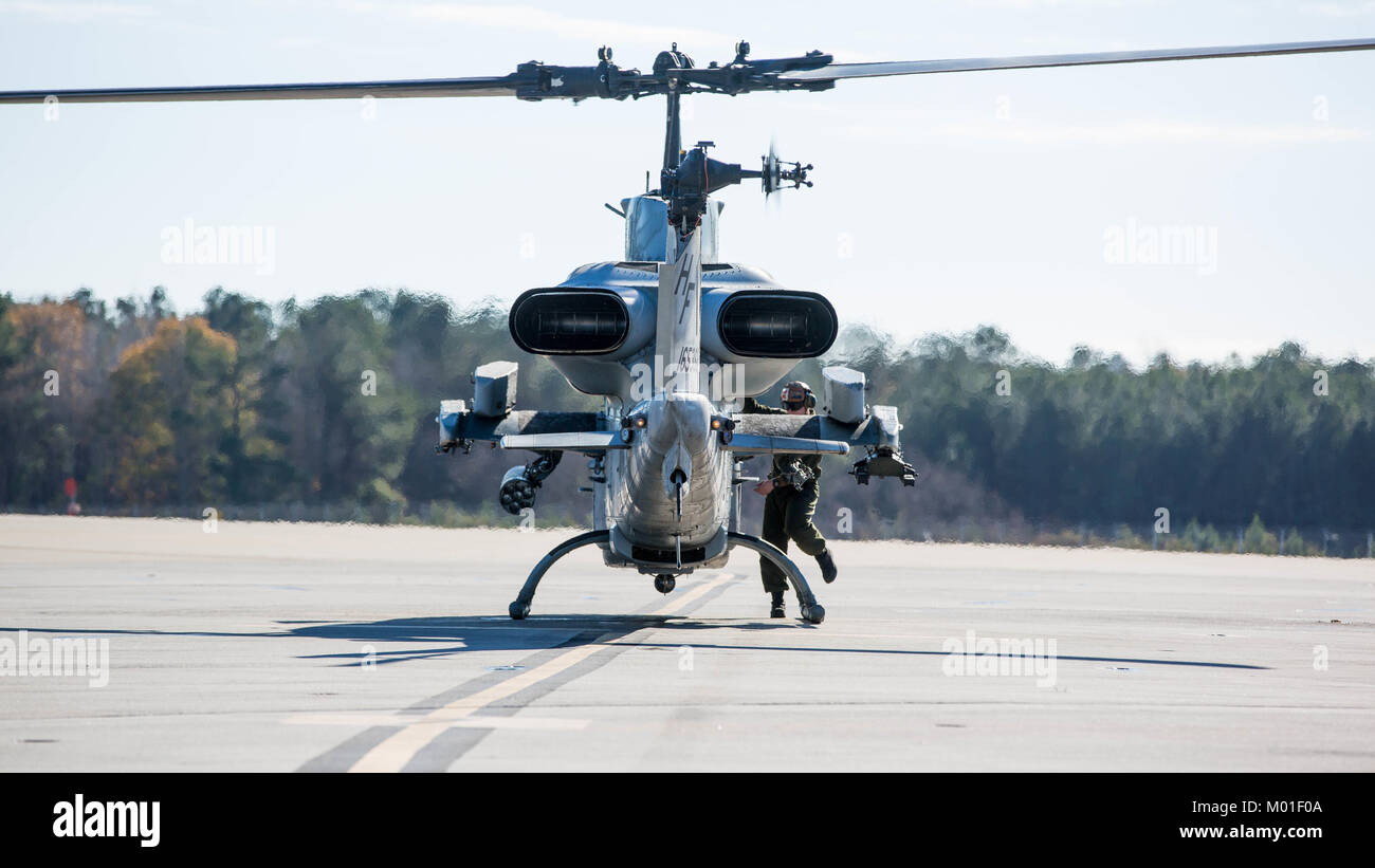 Un Corps des Marines américains AH-1W Super Cobra Marine affecté à l'Escadron d'hélicoptères d'attaque légère (HMLA) 167 se prépare pour le décollage sur Marine Corps Air Station New River, N.C., 21 Décembre, 2017. Banque D'Images