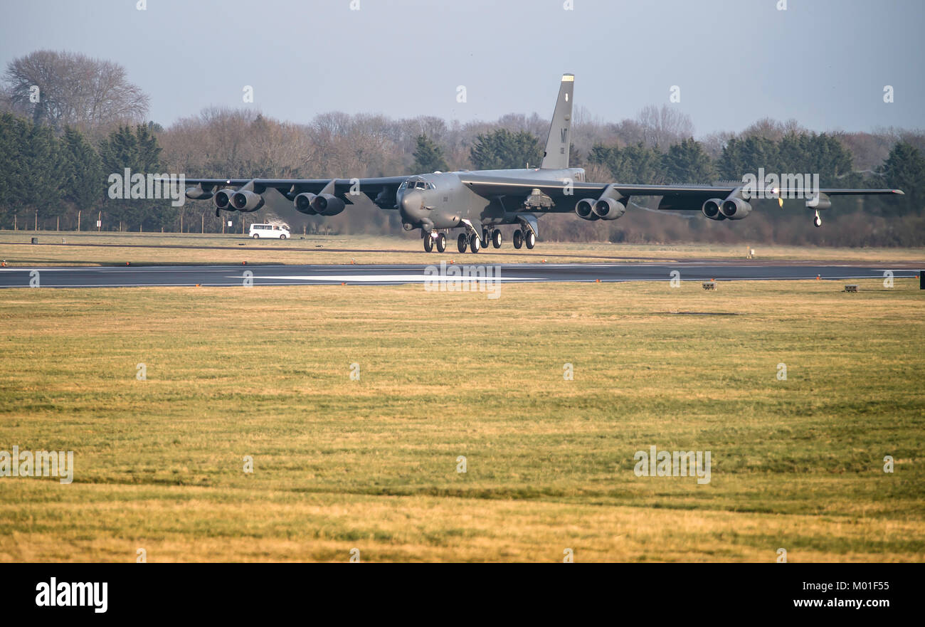 Un B-52 Stratofortress arrive à RAF Fairford, Angleterre, de procéder à l'intégration et la formation de théâtre le 10 janvier 2018. Banque D'Images