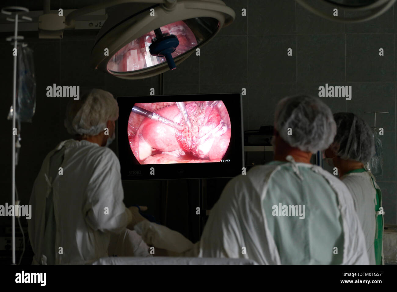 Ville Gomel, Bélarus.31 mai 2017, hôpital médical de Gomel.Les médecins dans la salle d'opération ne la laparoscopie.Le fonctionnement des organes internes de l'homme.Professio Banque D'Images