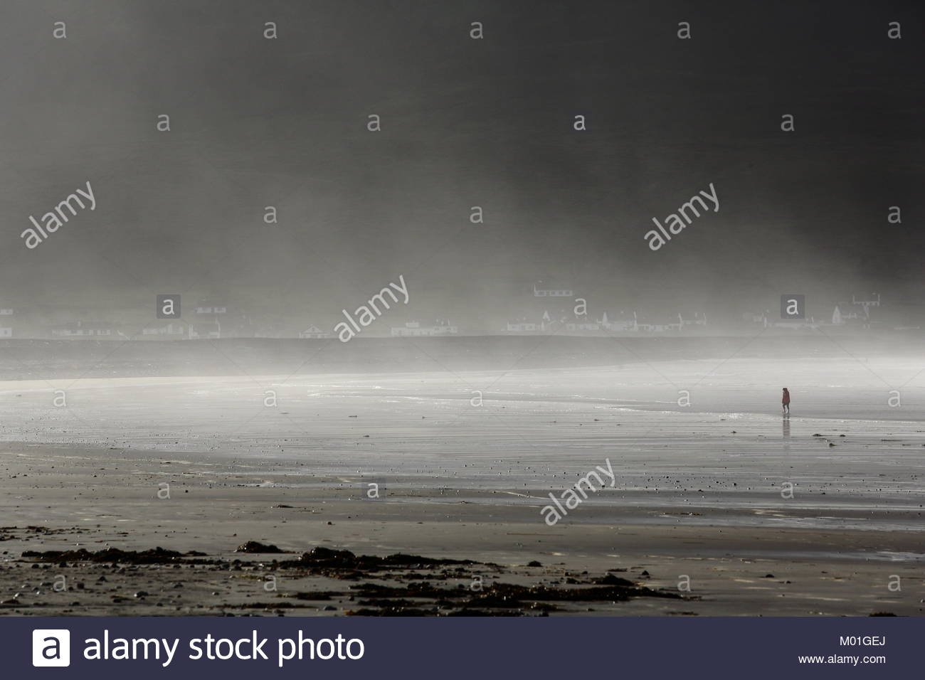 Dans la brume de l'Océan Atlantique d'un bout à l'autre une plage sur Achill Island dans le comté de Mayo, Irlande Banque D'Images