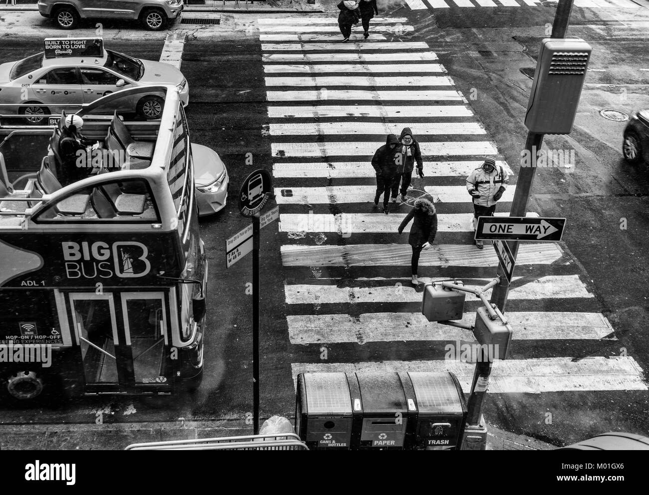 New York/USA - 29 DEZ 2017 - les personnes qui traversent le passage pour piétons vu de dessus à new york, version noir et blanc. Banque D'Images New York/USA - 29 DEZ 2017 - les personnes qui traversent le passage pour piétons vu de dessus à new york, version noir et blanc. Banque D'Images