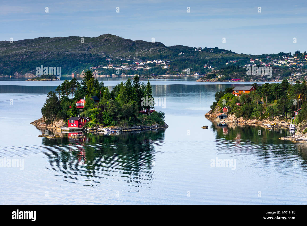 Red house sur une petite île au large des côtes de la Norvège, près de Bergen. Banque D'Images