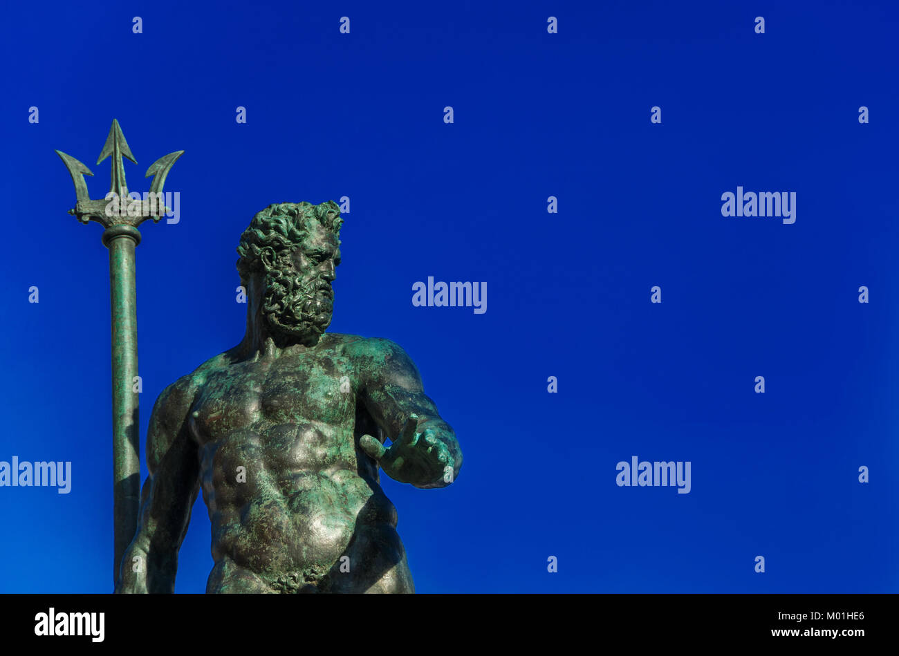 Neptune Dieu de la mer statue en bronze avec Trident, de la fontaine de Neptune, érigée en 1566 dans le centre historique de Bologne (avec copie espace) Banque D'Images