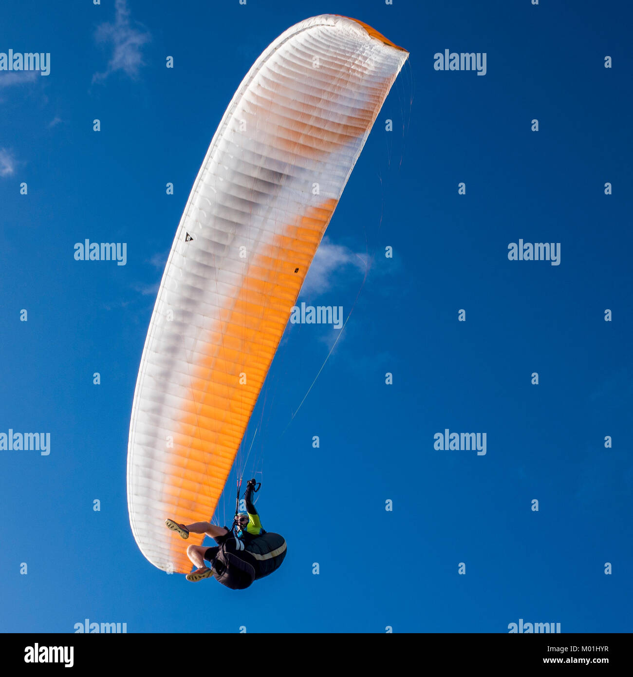 Parapente contre la côte bleue du Danemark Banque D'Images