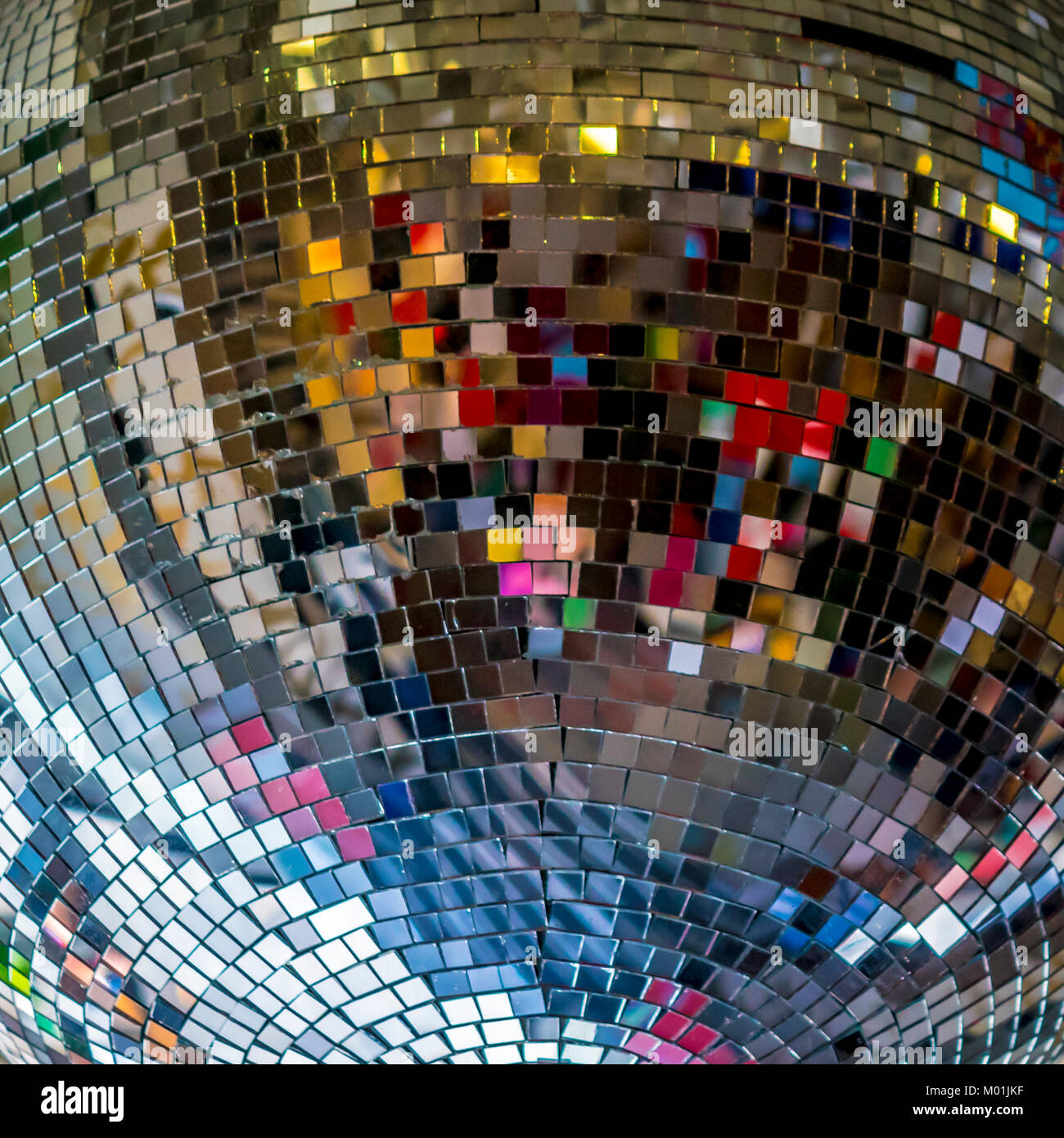 Reflets colorés dans une boule disco, libre. Party, soirée disco concept. Boule disco reflétant le résumé, l'éclat des couleurs, photo à partir de ci-dessous. Banque D'Images