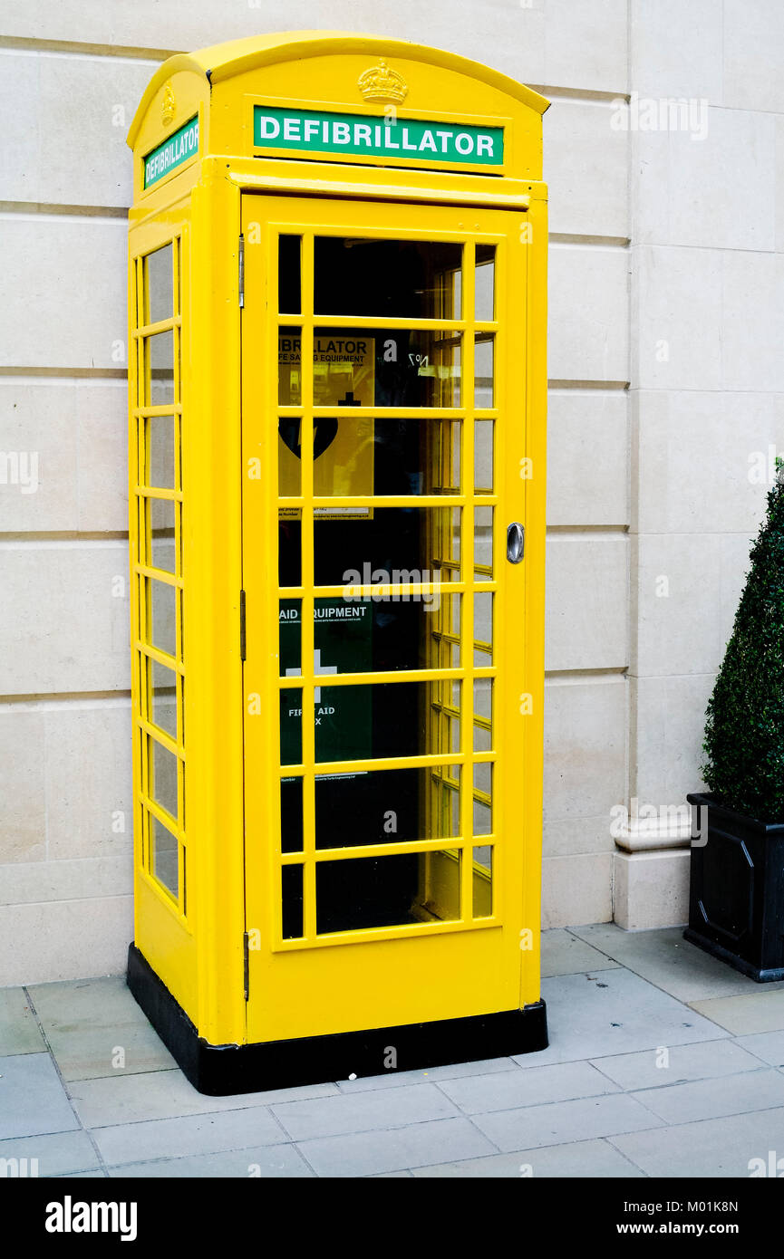 Au défibrillateur baignoire Southgate Centre commercial, installé dans une ancienne BT réaffectés phonebox. Banque D'Images