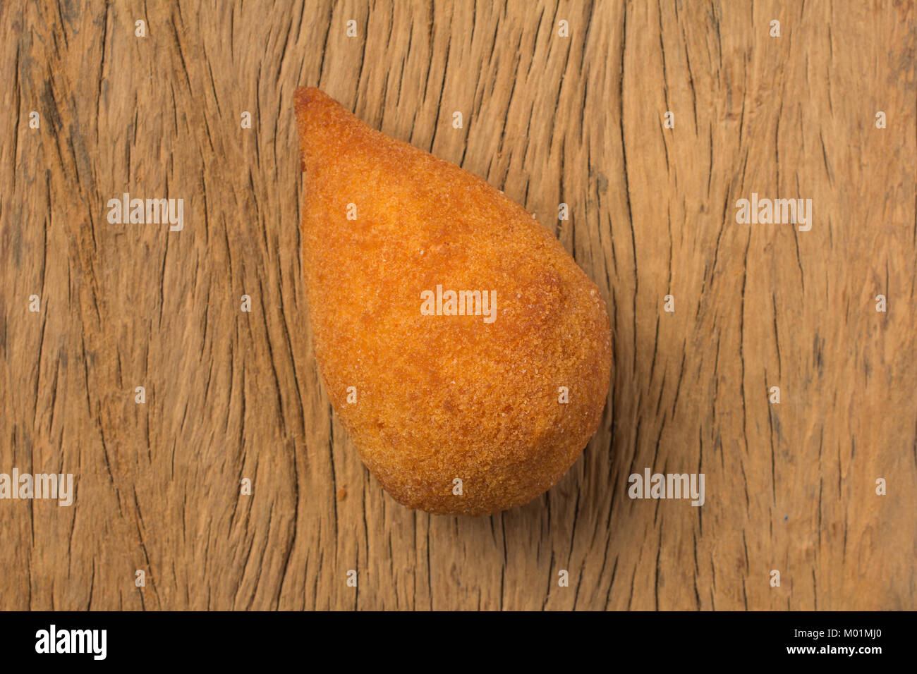 Des bouchées de poulet frit appelé Coxinha au Brésil. Les Brésiliens mangent comme alternative à la restauration rapide ou des parties. Un snack sur table en bois rustique, haut Banque D'Images