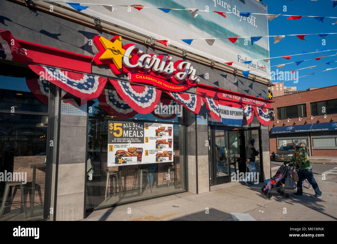 La première Carl's Jr. à New York situé à Brooklyn dans Coney Island le Samedi, Janvier 13, 2018. La chaîne de restauration rapide avec plus de 1300 restaurants entre dans le marché concurrentiel de New York, l'ouverture d'un deuxième emplacement dans Midtown Manhattan à la fin du mois de janvier. La chaîne, exploité par CKE Restaurant Holdings (qui est aussi propriétaire de la marque Hardee's) a moins de 10 de ses franchises à l'Est de l'Oklahoma. (© Richard B. Levine) Banque D'Images