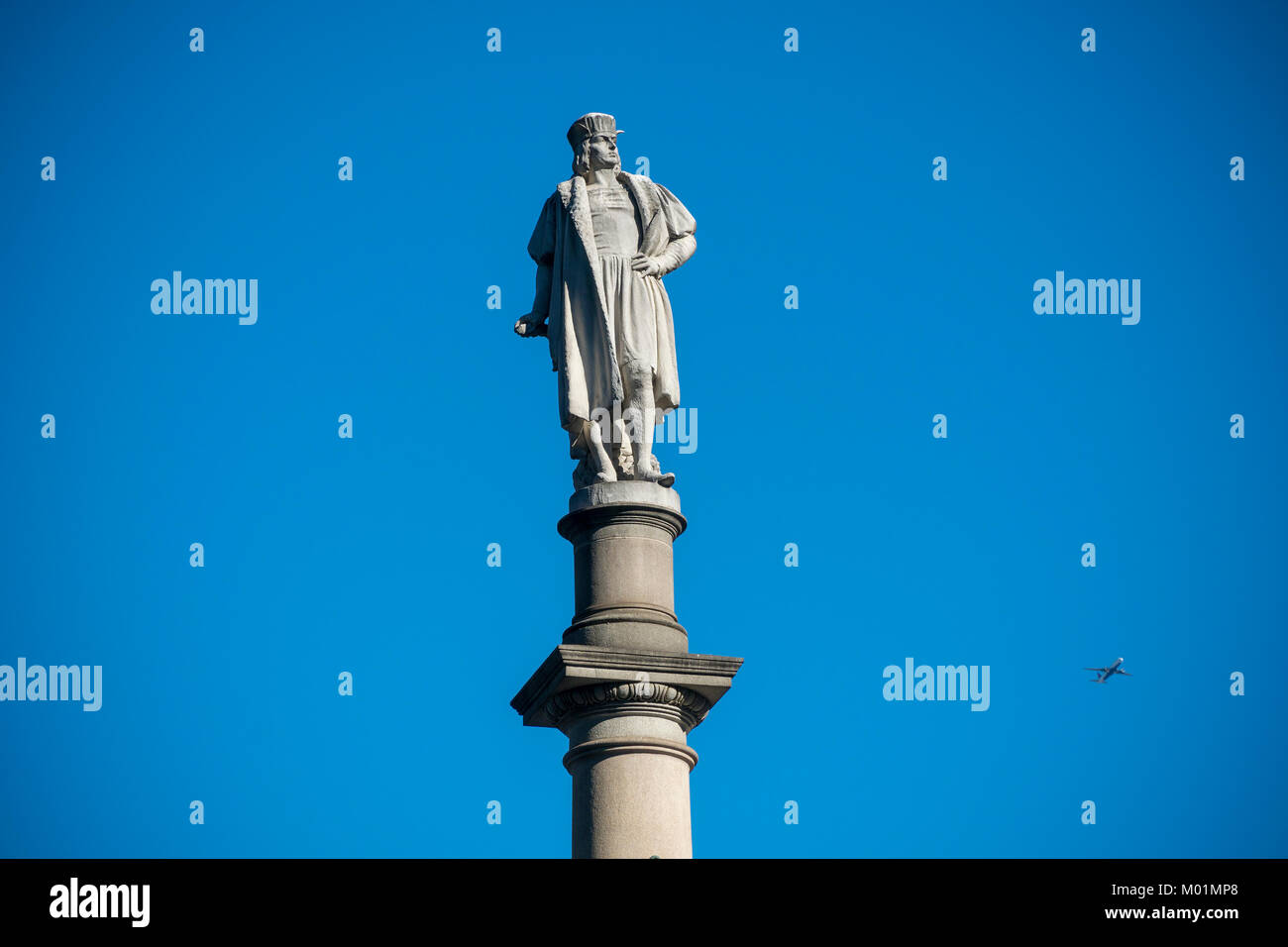 La statue de Christophe Colomb se trouve à Columbus Circle à New York le dimanche, Janvier 14, 2018. Le maire de New York, De Blasio's task force à étudier si des statues et des monuments, y compris cette statue de Columbus, devrait être retiré en raison de leurs relations avec le racisme a fait ses recommandations. Columbus recevra une plaque explicative comme Theodore Roosevelt. Marion Sims sera carted off à Greenwood cimetière où il est enterré. (© Richard B. Levine) Banque D'Images