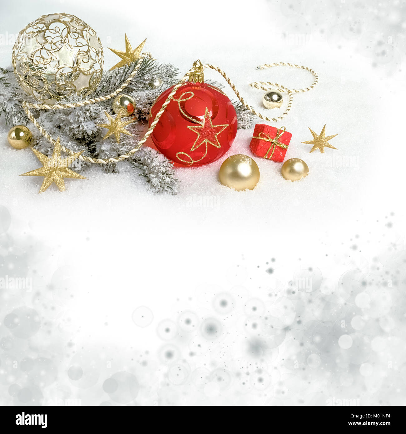 Babiole rouge sur un fond de Noël, branches de sapin de Noël décoré sur la neige. L'espace pour votre texte. Banque D'Images
