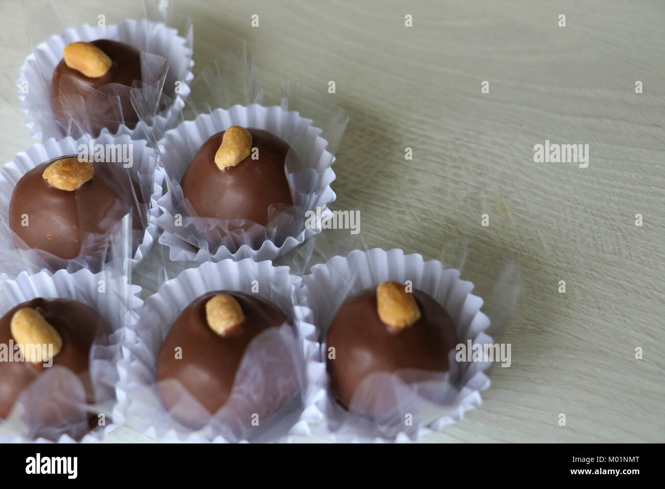 Bonbons d'arachide faite avec le chocolat, le lait concentré et le sucre. Délicieux, délicat, savoureux délices servis dans d'anniversaire, mariages, fêtes. Banque D'Images