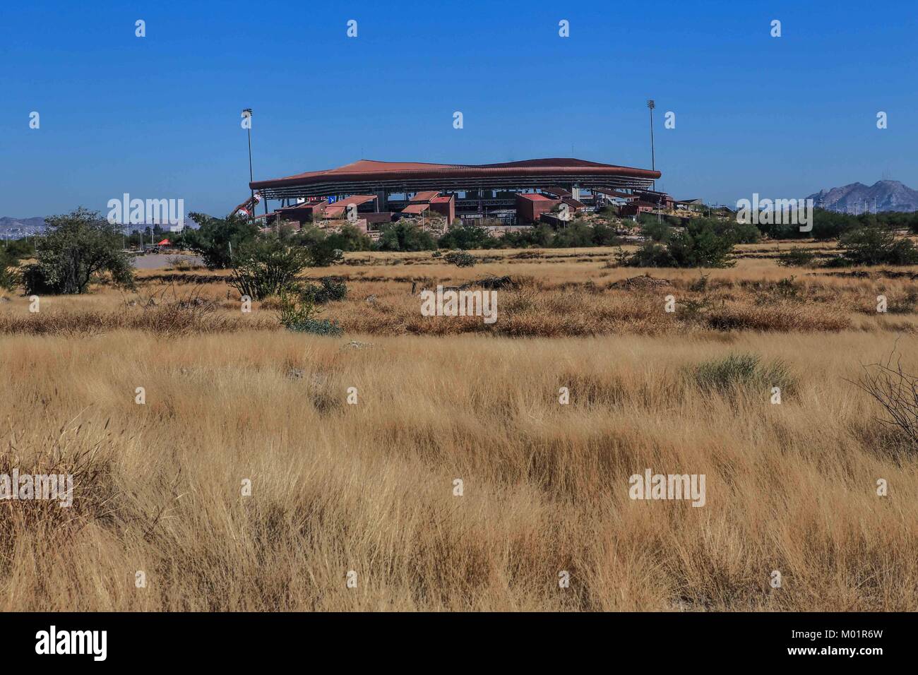 Sonora Stadium, situé entre l'ouest d'Hermosillo et son désert. Quitter l'ancien stade Hector Espino et réinstaller la statue, ce complexe sportif est accueil de la Naranjeros de nouveaux équipements de la Ligue pacifique du Mexique (PML) qui a remporté 16 championnats (plus). Ont joué ici en janvier 2015 la série des Caraïbes, de la Ligue de la côte, dans le nord de Sonora Ligue Championnat Série nationale et l'hiver. Il accueille également l'équipe de baseball des Diables de Hermosillo Mexique et la Ligue du Nord d'accueil temporaire de l'équipe de football de l'ascension des marrons Sonora MX dans l'Apertura 2015. © Photo Norte Banque D'Images