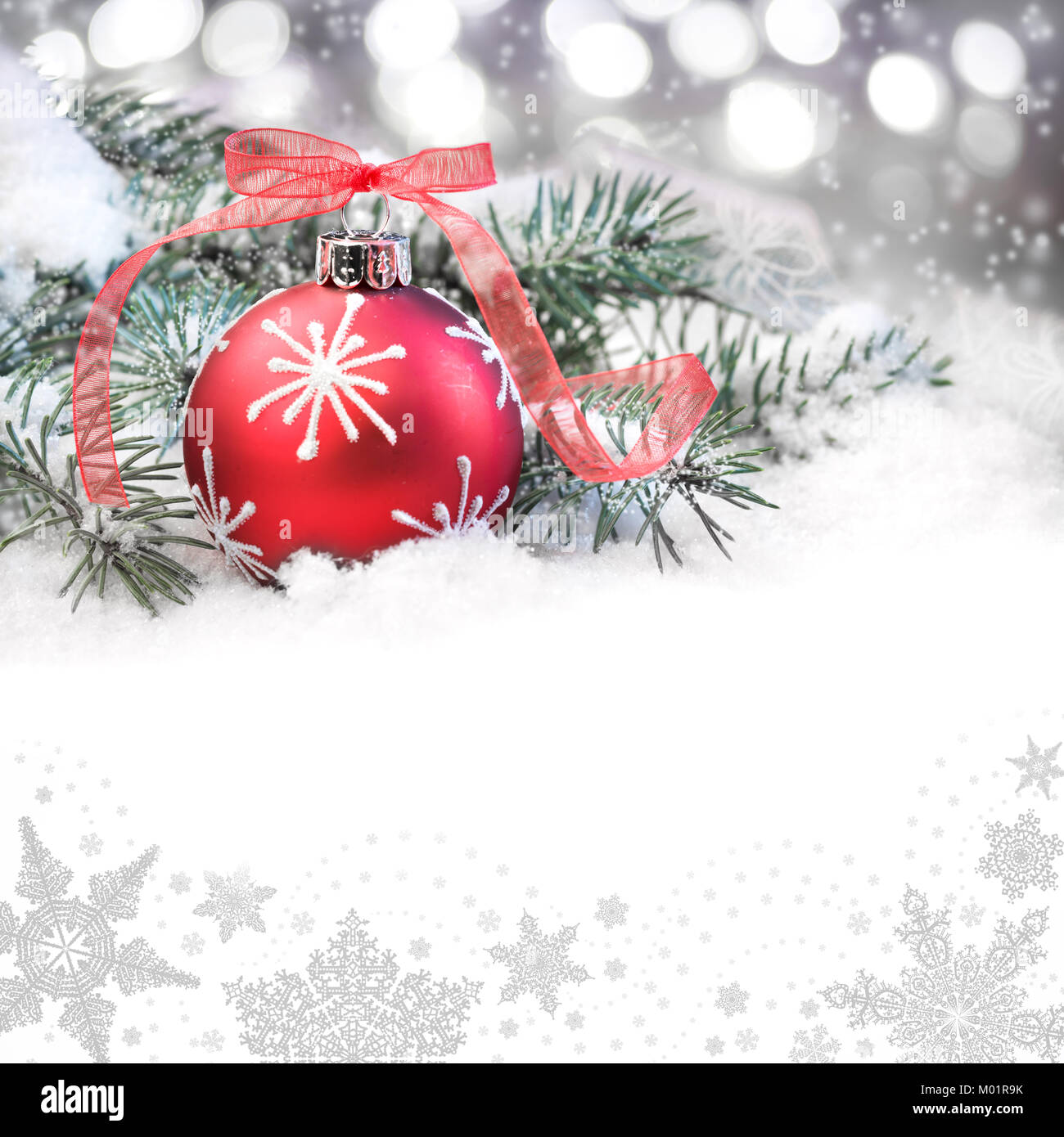 Boule de Noël rouge sur un fond neutre de l'hiver, l'espace de texte Banque D'Images