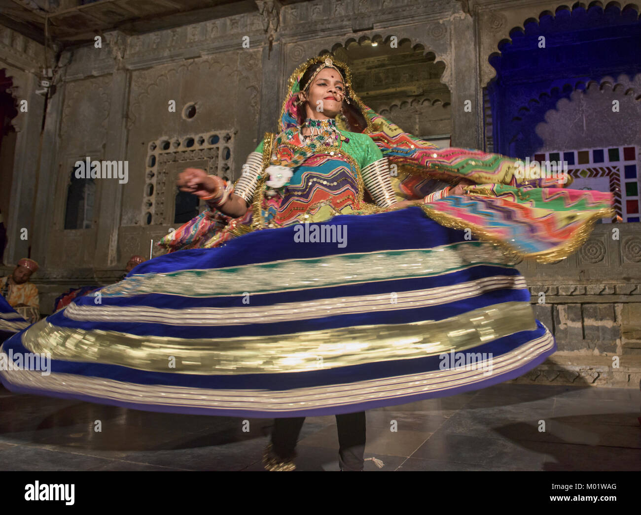 Les femmes qui accomplissent la traditionnelle danse Ghoomar voilée, Udaipur, Rajasthan, Inde Banque D'Images