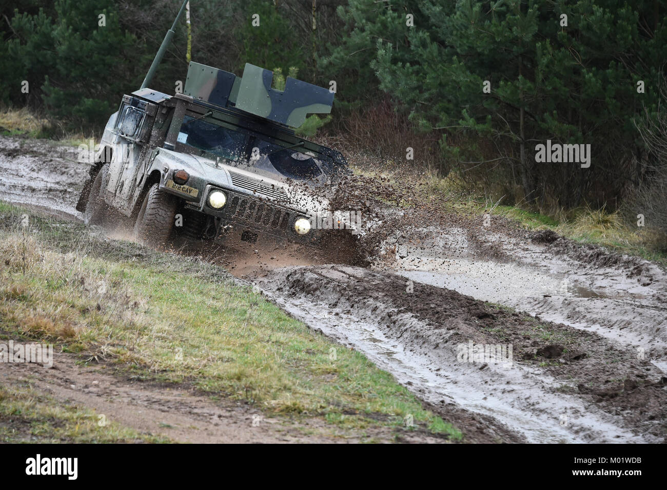 Des soldats américains avec 2d, 2d de l'escadron de cavalerie manœuvrer un véhicule sur roues polyvalent à grande mobilité à travers un terrain de formation du conducteur, en tant que partie intégrante de la formation de pilote de base de l'escadron à la 7e classe l'instruction de l'Armée de la commande Zone d'entraînement Grafenwoehr, Allemagne, le 9 janvier 2018. Banque D'Images