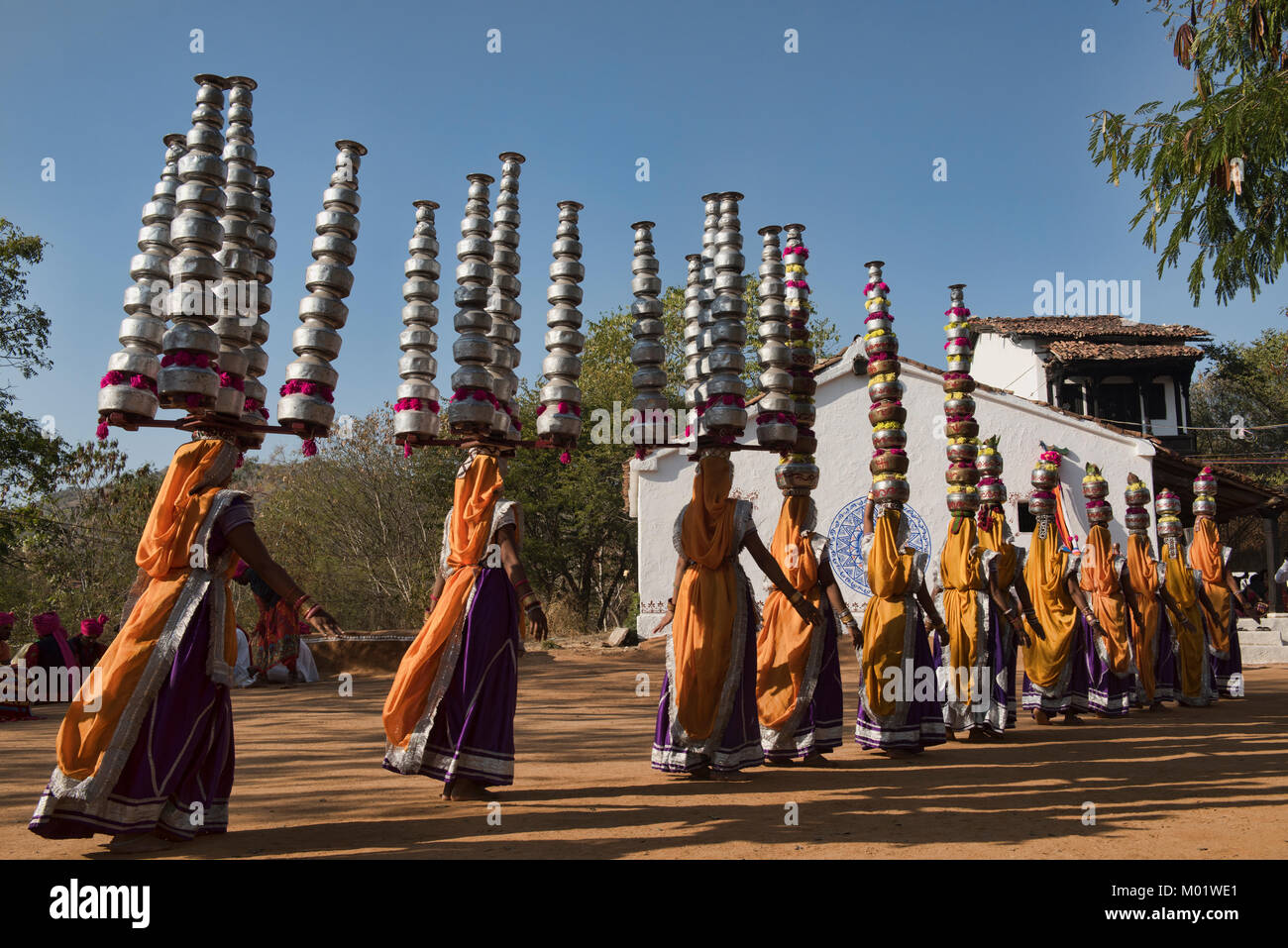 Les femmes qui accomplissent le Rajasthan et le Gujarati Bhavai pot danse, célébrer les efforts des femmes pour transporter de l'eau dans le désert, Udaipur, Rajasthan, Inde Banque D'Images