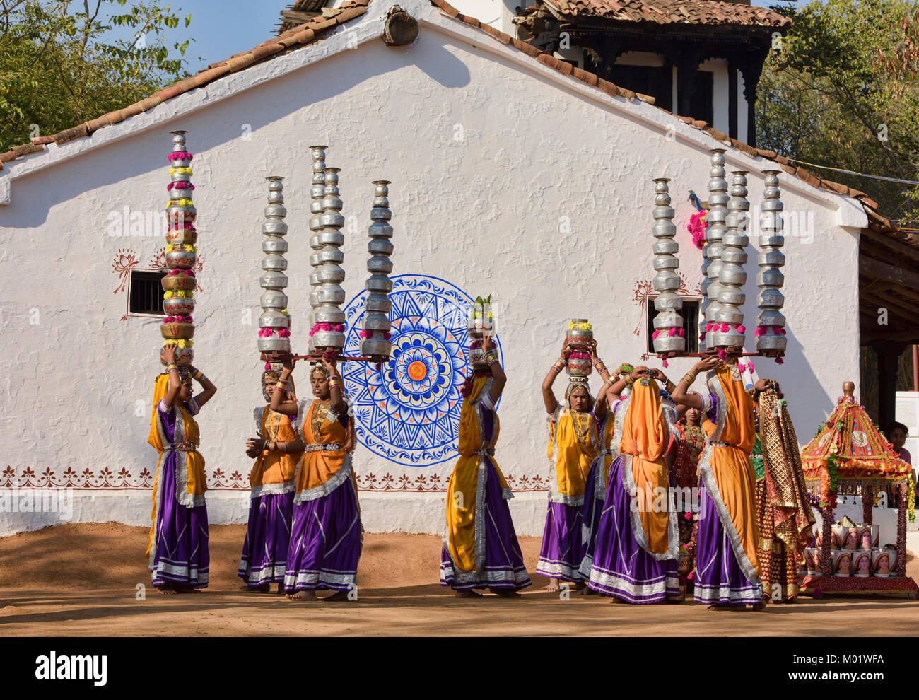 Les femmes à se préparer à exercer les Bhavai pot danse du Rajasthan et du Gujarat, célébrer les efforts des femmes pour transporter de l'eau dans le désert, Udaipur, Rajasthan Banque D'Images