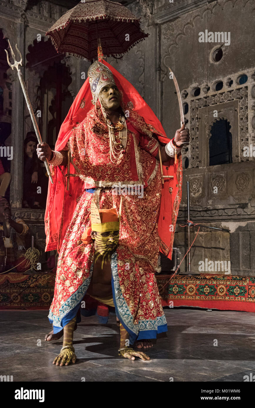La danse Gavri célèbre le triomphe du bien sur le mal et s'effectue par la tribu Bhil, Udaipur, Rajasthan, Inde Banque D'Images