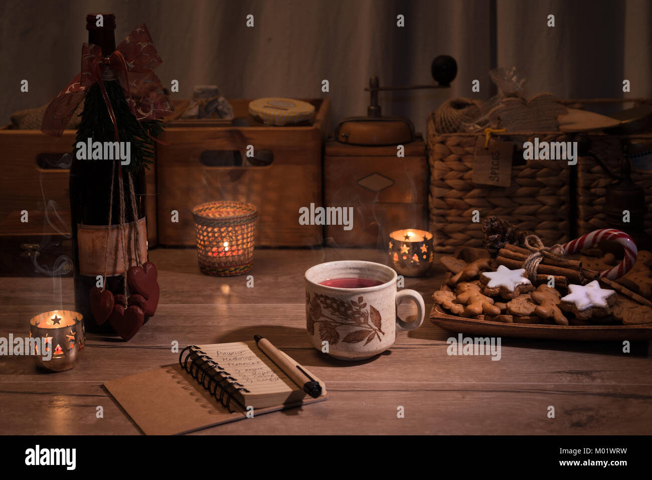 Cuisine de Noël avec vin chaud et des biscuits sur la table Banque D'Images