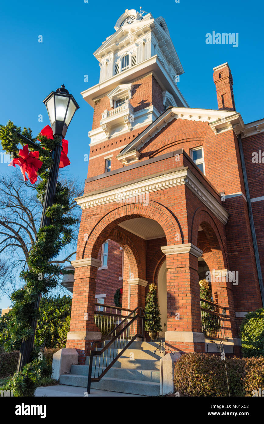 Palais de justice du comté de Gwinnett historique avec des décorations de Noël sur la place au centre-ville historique de Lawrenceville, Géorgie, au nord-est d'Atlanta. (USA) Banque D'Images