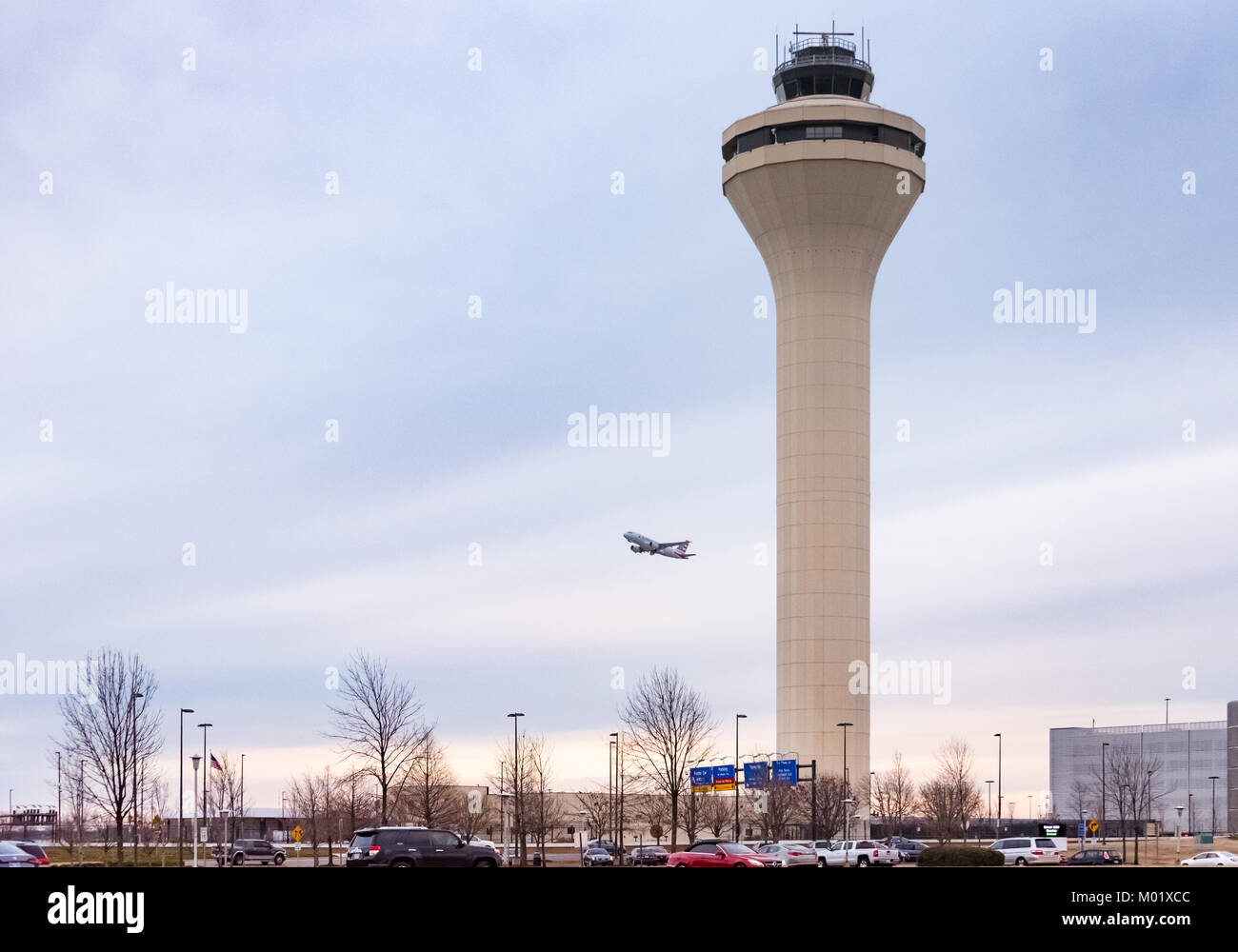 American Airlines prend son envol au crépuscule de l'Aéroport International de Memphis à Memphis, Tennessee, USA. Banque D'Images