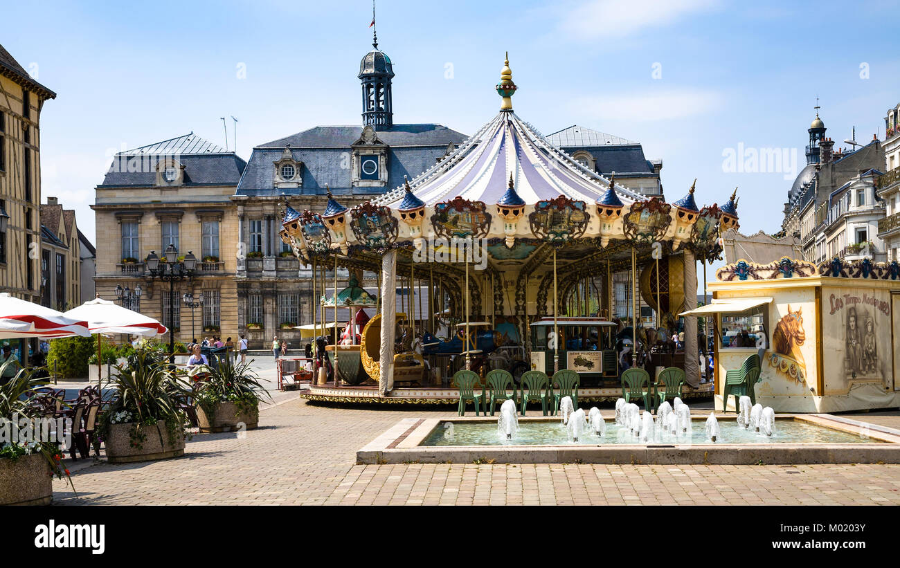 TROYES, FRANCE - Le 29 juin 2010 : les gens et carousel sur avant du Town Hall le square Place Maréchal Foch à Troyes. La ville de Troyes est la capitale de l'Aube Banque D'Images