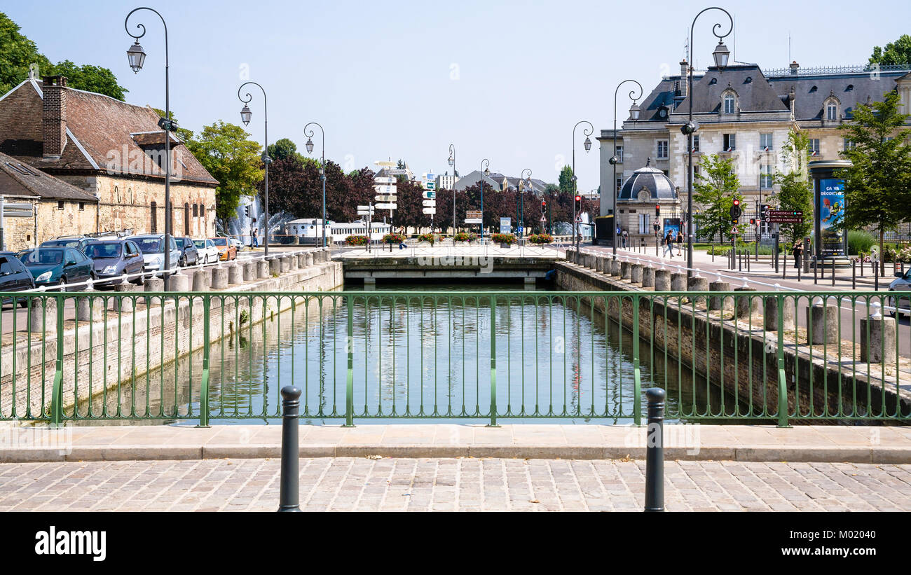 TROYES, FRANCE - Le 29 juin 2010 : personnes près de canal des Camille Claudel à Troyes ville. Troyes est la capitale de l'Aube en Champagne de Nort Banque D'Images