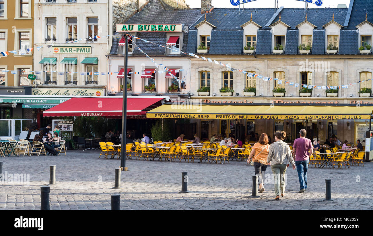 BOULOGNE-SUR-MER, FRANCE - 30 juin 2010 : les gens de restaurants en plein  air sur place Dalton de soir d'été. Boulogne est une ville côtière dans la  région de depart Photo Stock -