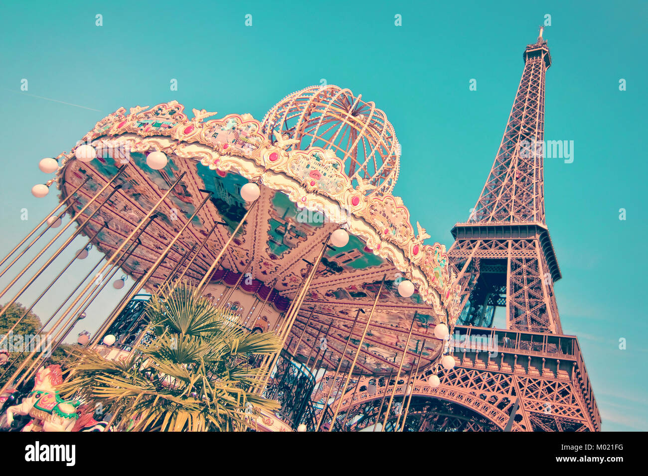 Vintage merry-go-round et la Tour Eiffel, Paris France Banque D'Images