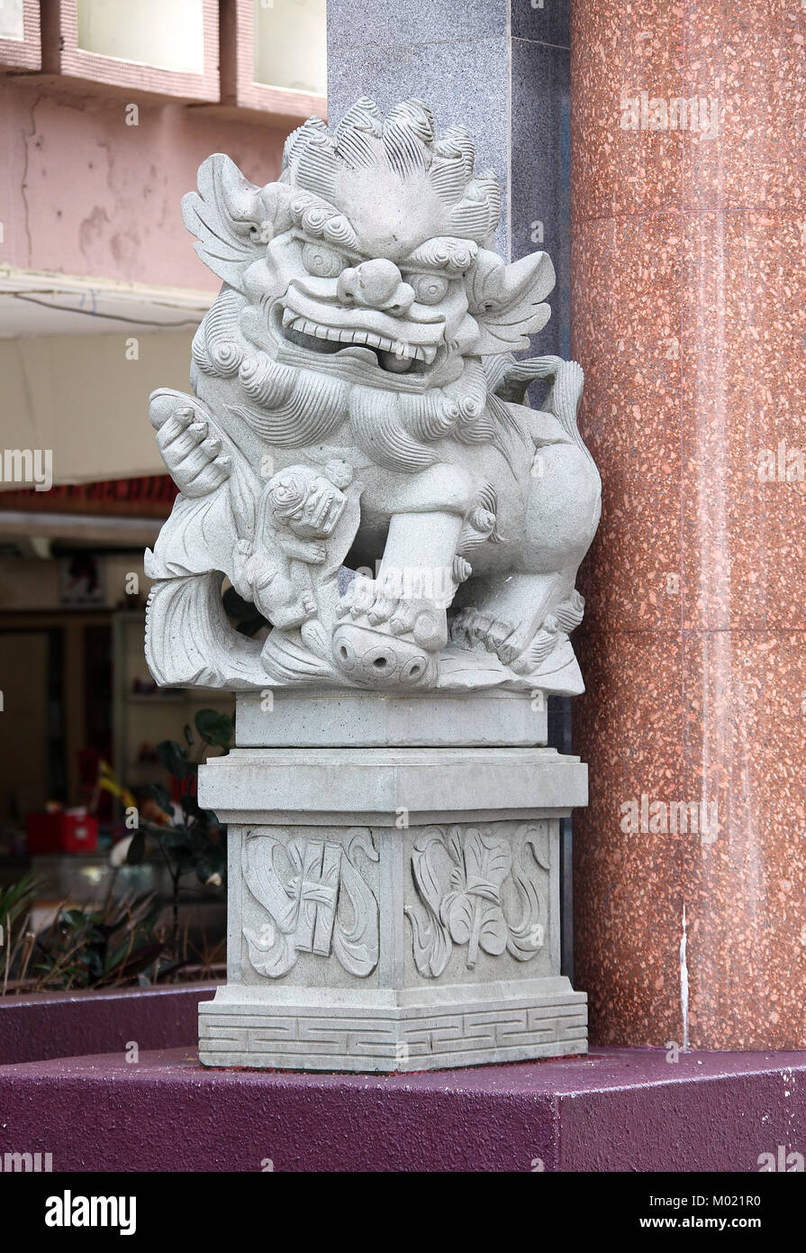 La sculpture à l'entrée de Chinatown à Kuching Banque D'Images