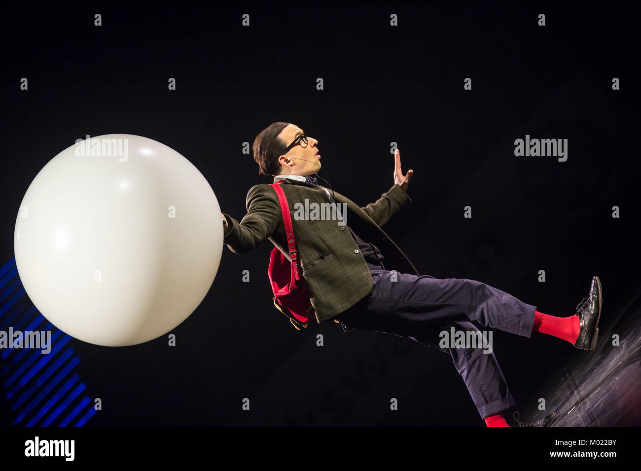 Essen, Allemagne. 15 Jan, 2018. Feuerwerk der Turnkunst - Tour 2018 - aura, l'acrobatie et de gymnastique, à Rittal-Arena Wetzlar. Ici : comédien suisse Marc Haller exécutant son humoriste Erwin aus der Schweiz. Crédit : Christian Lademann Banque D'Images