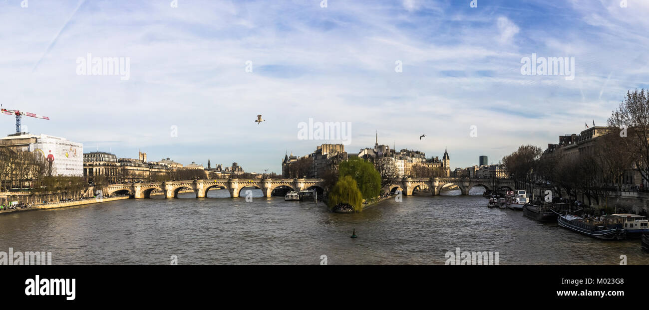 Vue panoramique sur le célèbre Pont Neuf sur une belle journée de printemps précoce, Paris, France. Banque D'Images